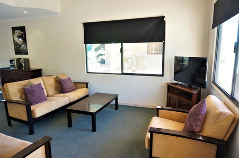 Ningaloo Breeze Villa 3 - 3 Bedroom Fully Self-Contained Holiday Accommodation - Sydney 4u 3