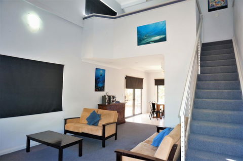 Ningaloo Breeze Villa 4 - 3 Bedroom Fully Self-Contained Holiday Accommodation - Sydney 4u 2