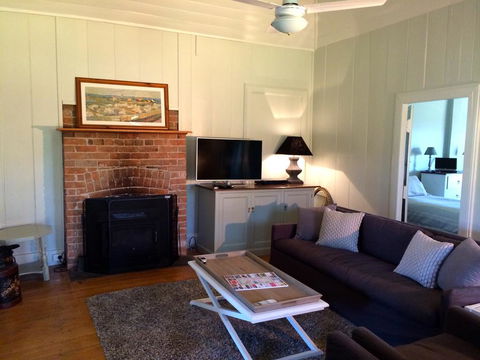 Old Schoolmaster's Cottage On The Barrington River - Sydney 4u 2