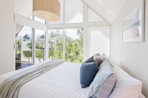ON THE BEACH - Villa Over The Road From The Beach - Sydney 4u 0