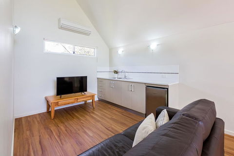 ON THE BEACH - Villa Over The Road From The Beach - Sydney 4u 2