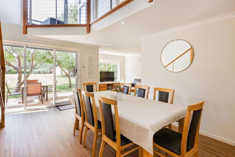 ON THE BEACH - Villa Over The Road From The Beach - Sydney 4u 1