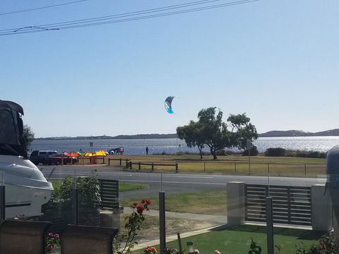 ON THE ESTUARY - Sydney 4u 1