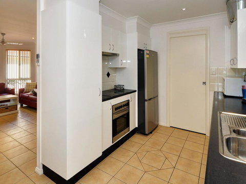 One Street Back From The Surf Beach - Accommodation Sydney 3