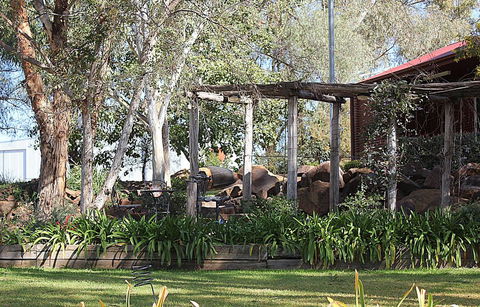 Outback Cellar & Country Cottage - Sydney 4u 1