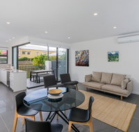 Oxford Steps - Executive 2BR Bulimba Apartment Across from the Park on Oxford St - Accommodation Sydney