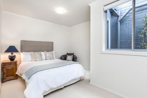 Paris On Maroondah - Sydney 4u 2