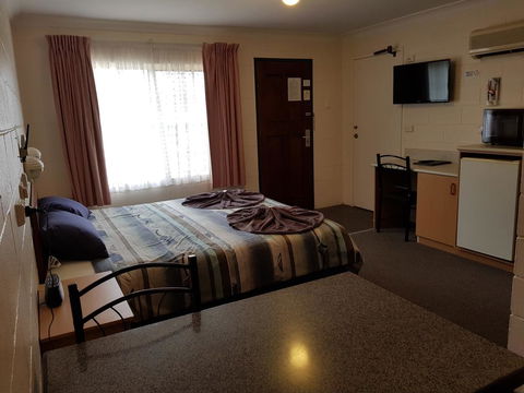 Peak Hill Golden Peak Budget Motel - Sydney 4u 1