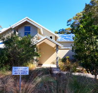 Pelican Escape Executive Home at Raffertys Resort - Sydney 4u