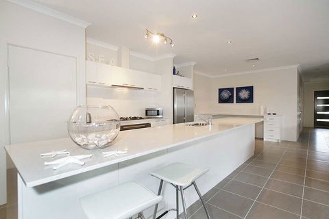 Penguin 4 Bedroom House By Shoalwater Executive Homes - Sydney 4u 0
