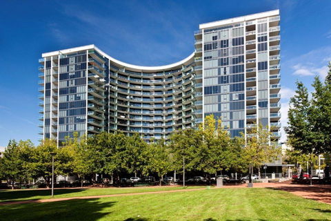 Perfectly Located Modern Apartment - Canberra CBD - Sydney 4u 2