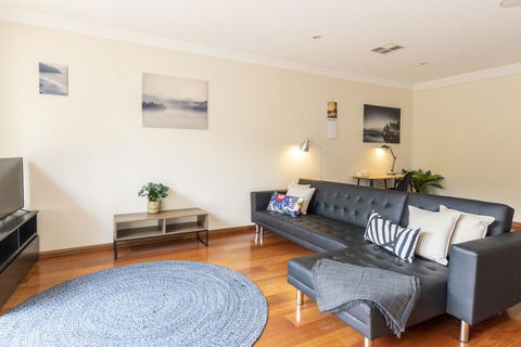 Pet Friendly Home Away From Home - Willoughby - Sydney 4u 3