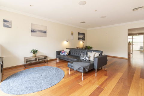 Pet Friendly Home Away From Home - Willoughby - Sydney 4u 2