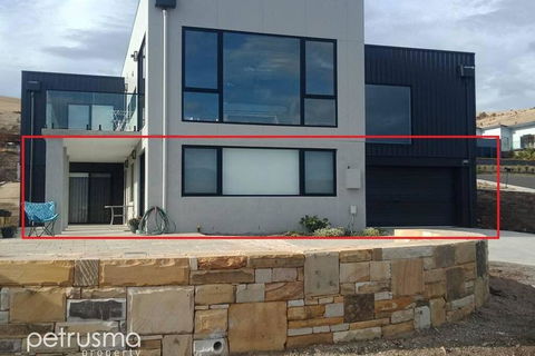 POSH, Port Out Starboard Home - Sydney 4u 1