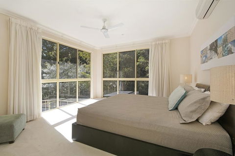 Prestigious House In Little Cove - 4 Baywoods - Sydney 4u 1