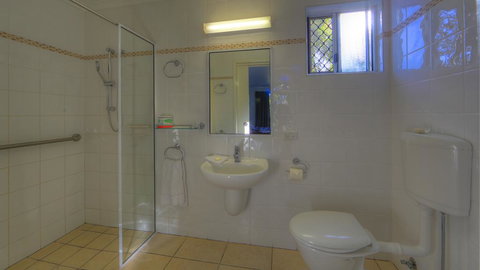 Queens Beach Tourist Village - Accommodation Sydney 3