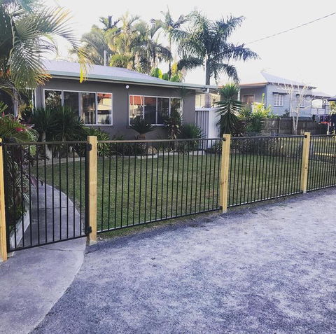 QUIRKY QUEENSLANDER 6 BEDROOM HOME - Sydney 4u 0