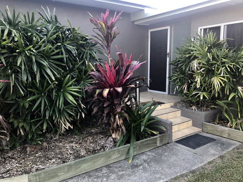 QUIRKY QUEENSLANDER 6 BEDROOM HOME - Sydney 4u 1