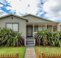 Reardon Place - moments from the family friendly Pea Soup Cove - Sydney 4u