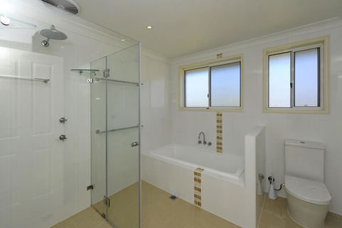 Reef Close, 1/2 - Sydney 4u 1