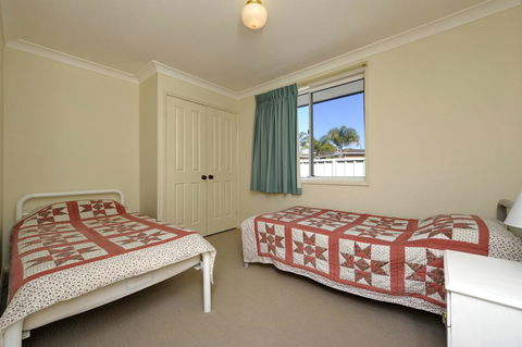 Reef Close, 1/2 - Sydney 4u 2