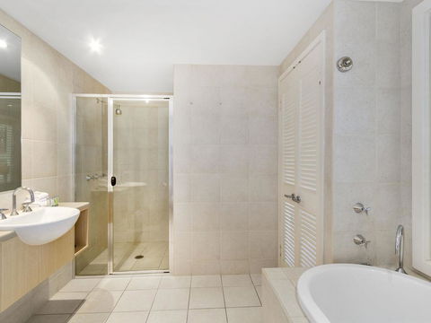 RESORT ON THE BEACH 6310 - TOP FLOOR - Accommodation Sydney 2