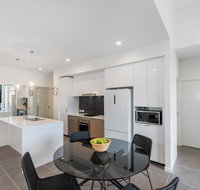 Round About Bulimba - Executive 3BR Bulimba apartment near Oxford St shops and restaurants - Accommodation Sydney