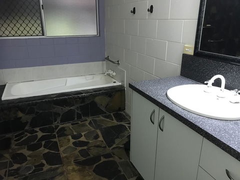 Royal Palm Cottage, Entire Two Bedroom 2 Bathroom House With Pool - Sydney 4u 3
