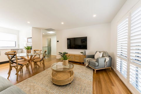 Sandcastle, 26a Winsor Street - Accommodation Sydney 0