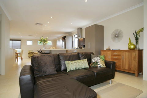 Seal 4 Bedroom House By Shoalwater Executive Homes - Sydney 4u 0