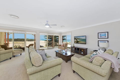SEASCAPE - An Enticing Lakeside Escape - Sydney 4u 1