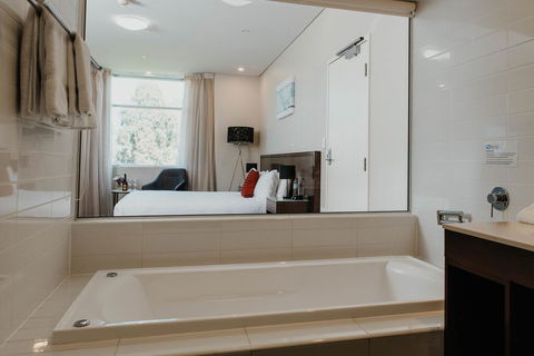 Sfera's Park Suites & Convention Centre - Sydney 4u 1