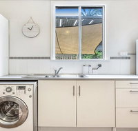 Sounds of Sunshine 2 Downstairs half of House - Sydney Resort