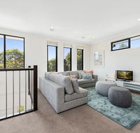 Spacious 4-Bed House with Parking and Backyard - Sydney 4u