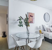 Spacious Apt V Stylish Furniture Pool GYM - Accommodation Sydney