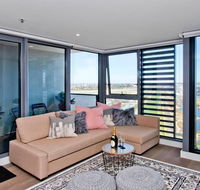 Spectacular Private Balcony Views with Pool - Sydney 4u