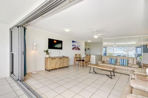 SPIN13- ESCAPE TO MOOLOOLABA - Sydney 4u 1