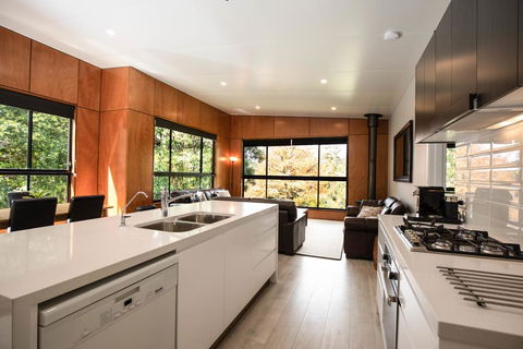 Springbrook25 Upper Apartment - Sydney 4u 2