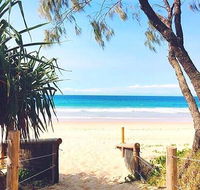 Steps from Mudjimba Beach 3 BR Apt Sunshine Coast with WIFIPoolParking - Sydney 4u