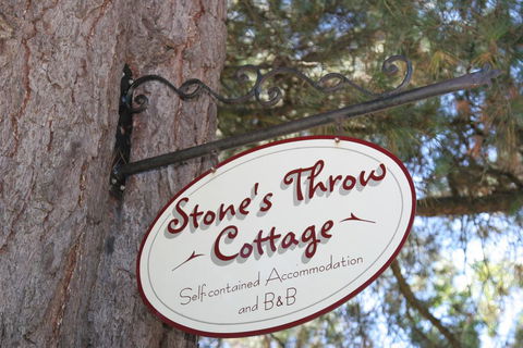 Stone's Throw Cottage Bed And Breakfast - Sydney 4u 1