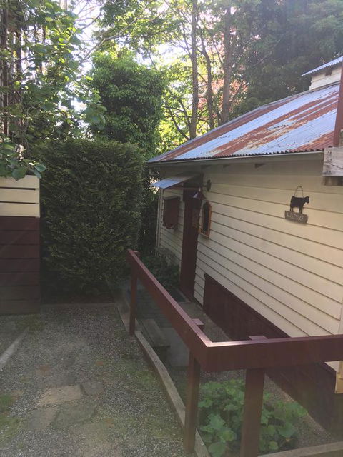 Stone's Throw Cottage Bed And Breakfast - Sydney 4u 3
