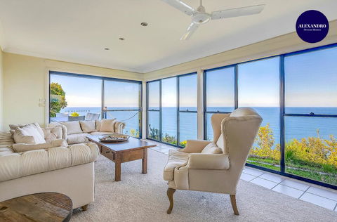 STUNNING CLIFF TOP HOME // POOL & GAMES - Accommodation Sydney 0