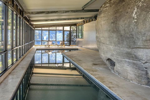 STUNNING CLIFF TOP HOME // POOL & GAMES - Accommodation Sydney 3