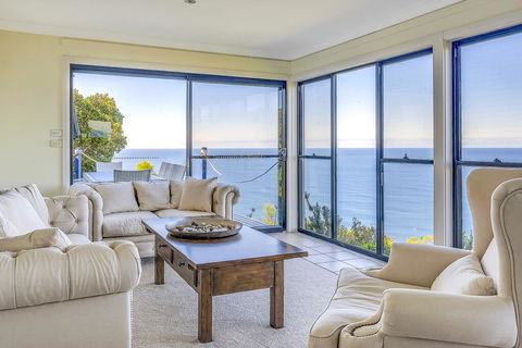 STUNNING CLIFF TOP HOME // POOL & GAMES - Accommodation Sydney 2