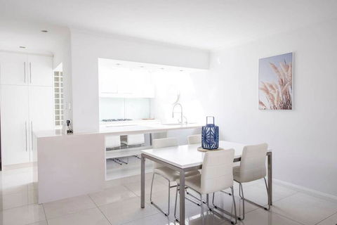 Stylish Executive Apartment With Balcony - Sydney 4u 2