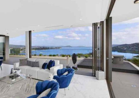Stylish Penthouse With Views & Jacuzzi - Sydney 4u 1