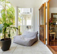 Stylish Tropical Oasis Apartment with Hot Tub and Four Pools - Accommodation Sydney