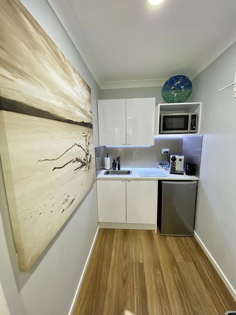 STYLISH UNIT - CLOSE TO DREAMWORLD - Sydney 4u 3