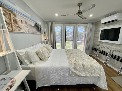 STYLISH UNIT - CLOSE TO DREAMWORLD - Sydney 4u 0