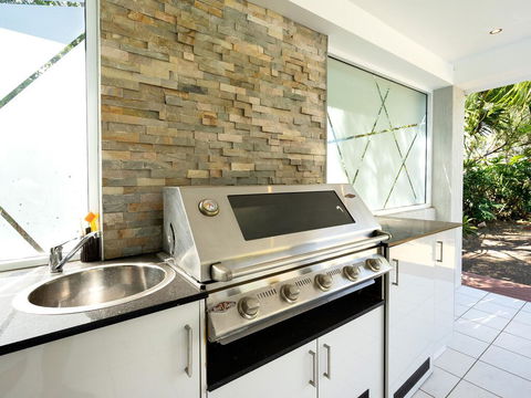 Super Sized Family Retreat With A Pool - Accommodation Sydney 3